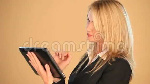 平板电脑上的金发女商人视频的预览图