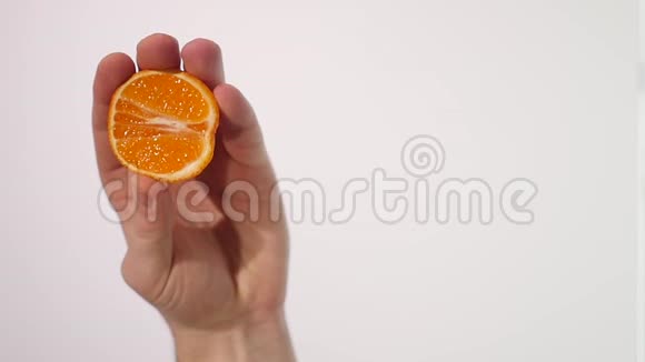 雄手捏鲜橘汁手捏橘子视频的预览图