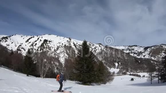 法国比利牛斯山滑雪场滑雪者视频的预览图