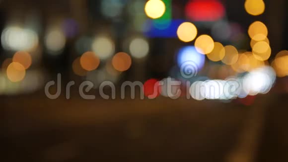 模糊的背景移动了夜间交通的波克圈夜晚交通灯的散焦透过玻璃滴入视频的预览图