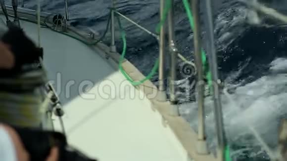 游艇出海游艇赛车视频的预览图