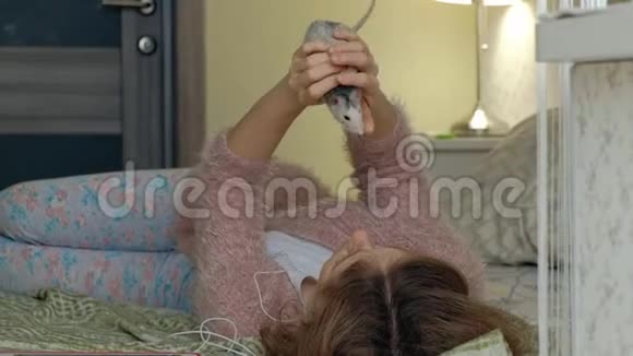 一个年轻的女人在家里玩喂她视频的预览图