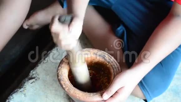 泰国儿童吃辣椒和大蒜视频的预览图