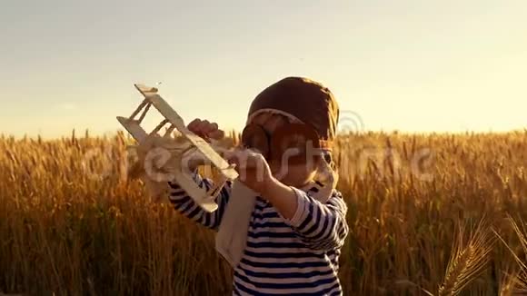 日落时分在麦田里玩玩具飞机的快乐孩子视频的预览图
