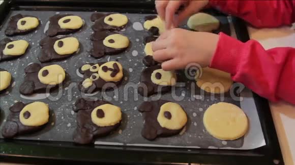 做自制饼干棕色面团视频的预览图