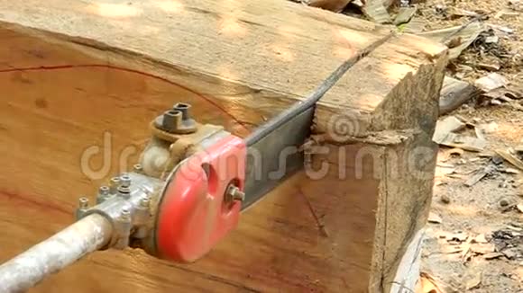 电锯刀片切割木材视频的预览图