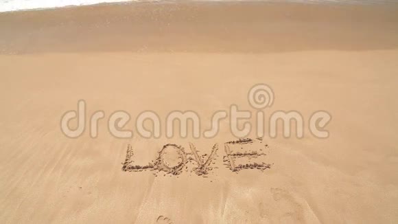 海浪逼近沙滩上写着爱视频的预览图