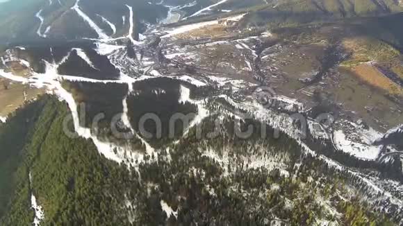 春季滑雪胜地布科维尔的空中射击视频的预览图