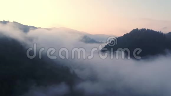 从山顶的云层中飞过高峰清晨日出自然景观视频的预览图