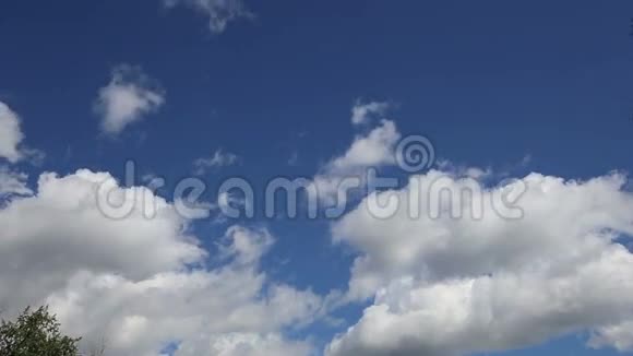 移动的云彩和蓝天时间流逝视频的预览图
