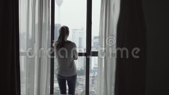 窗口的女人视频的预览图