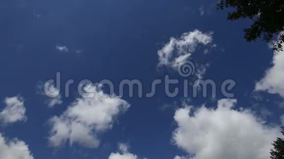 移动的云彩和蓝天时间流逝视频的预览图