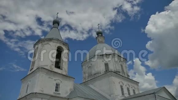 俄罗斯东正教教堂圆顶对抗蓝天慢动作视频视频的预览图