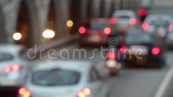 模糊的交通场景在黄昏视频的预览图