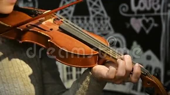 拉小提琴的女孩视频的预览图