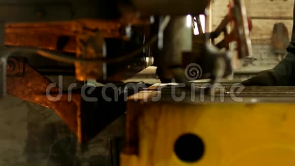该工人从事生产自动机床上的金属切削金属切削操作视频的预览图