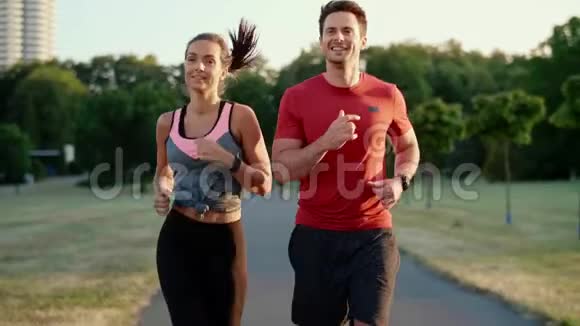 年轻夫妇在公园里跑步视频的预览图