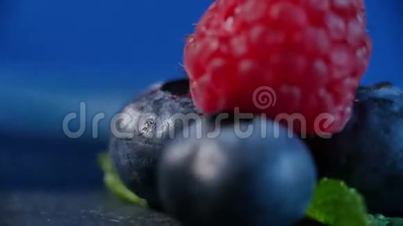 新鲜水果蓝莓覆盆子覆盆子和蓝莓排列得很漂亮视频的预览图
