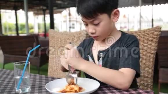 在餐馆吃披萨的亚洲小孩视频的预览图