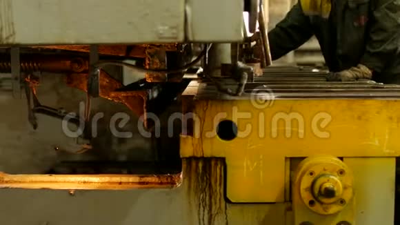 这名工人在生产自动机床上从事金属切割金属切割工厂视频的预览图