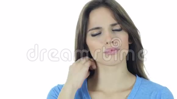 颈部疼痛疲惫的商务女性白色背景年轻视频的预览图