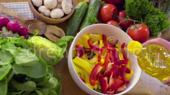 厨师做新鲜蔬菜沙拉慢动作视频的预览图