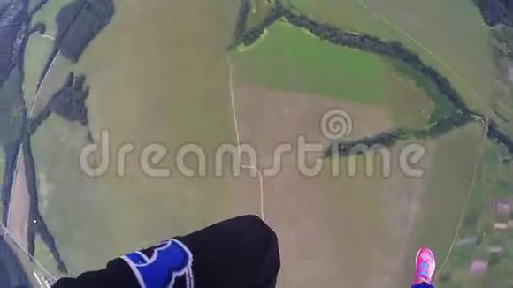 专业跳伞员在绿色的田野森林上空跳伞夏日视频的预览图