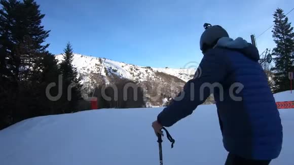 法国比利牛斯山滑雪场滑雪者视频的预览图