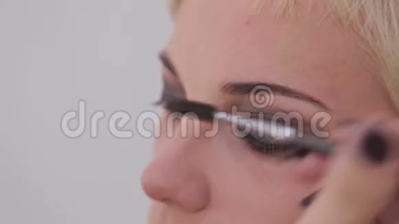 专业化妆师梳理客户眉毛视频的预览图