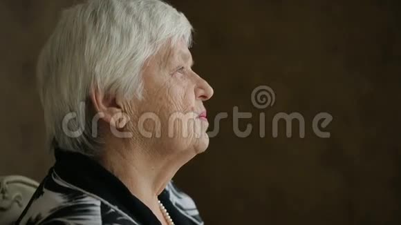 伤心的老女人视频的预览图