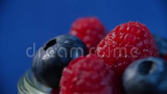 新鲜水果蓝莓覆盆子覆盆子和蓝莓排列得很漂亮视频的预览图