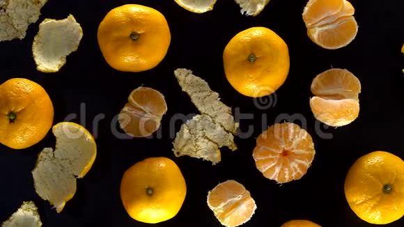 黑色背景下的炸橘子视频的预览图