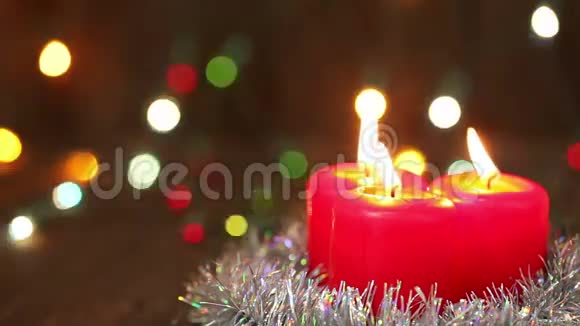 三支圣诞蜡烛把火扑灭视频的预览图