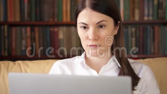 在笔记本电脑上工作的女性专业人员在家庭办公室工作的女商人远程自由视频的预览图