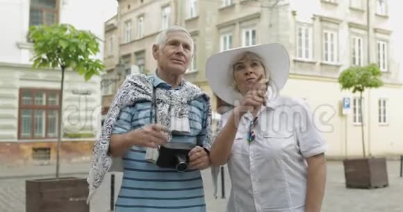 城市中心高二男女游客在乌克兰利沃夫旅行视频的预览图