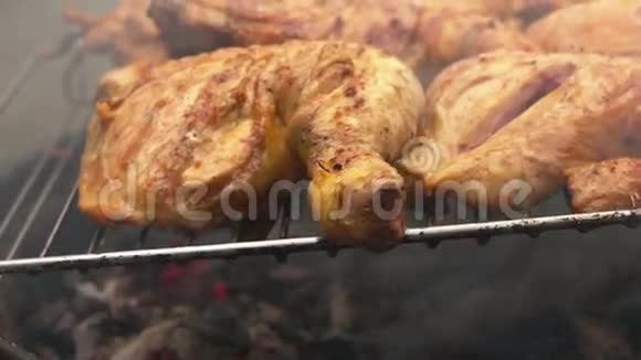 鸡腿烤在烤架上视频的预览图