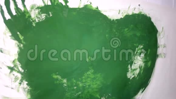 女人画了一幅绿色的画涂满了他的手视频的预览图