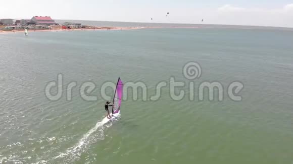 一个人用帆浮在冲浪板上空中射击视频的预览图