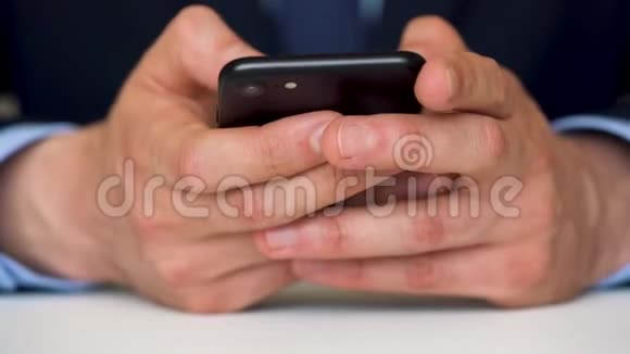 商人使用智能手机短信视频的预览图
