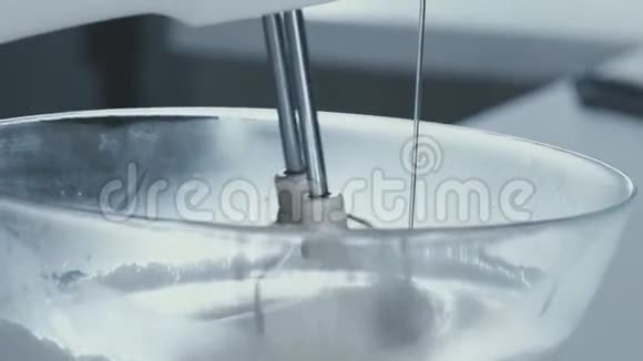 在玻璃碗里慢慢搅拌生鸡蛋打鞭子视频的预览图
