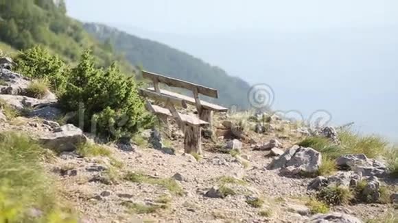 Lovcen山上的长凳俯瞰黑山Kotor湾视频的预览图