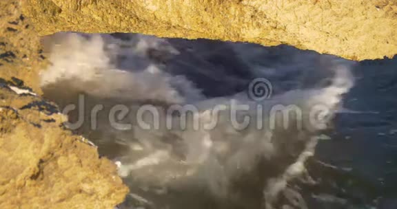 靠近地中海的岩石海滩视频的预览图