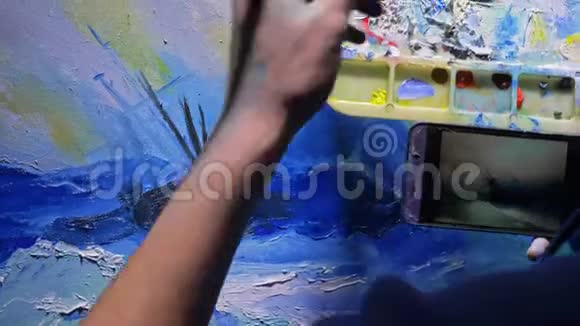 艺术家复制主义绘画海景与船在海洋工匠装饰师在蔚蓝的海面上画着船帆在手中视频的预览图
