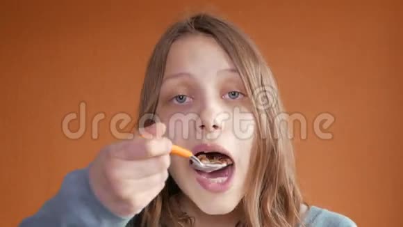 少女吃玉米片做早餐4UHDK视频的预览图