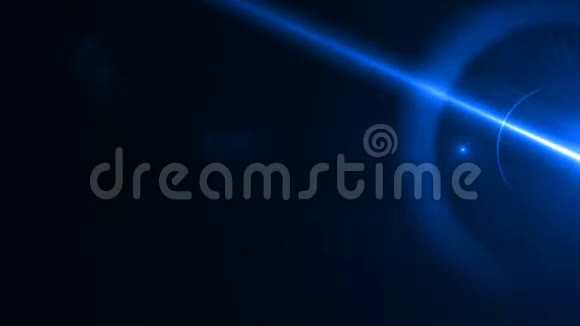 变形蓝色镜头耀斑隔离在黑色背景上以覆盖设计或屏幕混合模式的视频视频的预览图