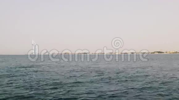 白天轻夏迪拜著名酒店海全景4k阿联酋视频的预览图