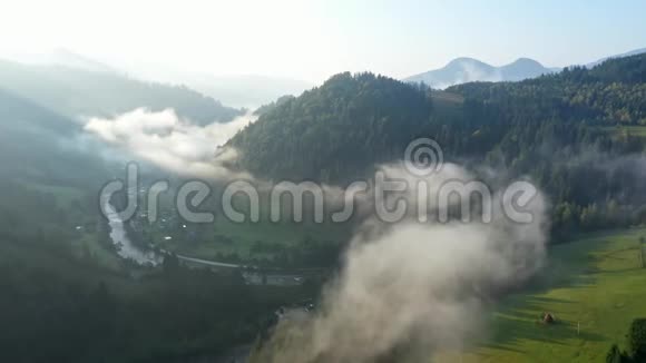 从山顶的云层中飞过高峰清晨日出自然景观视频的预览图