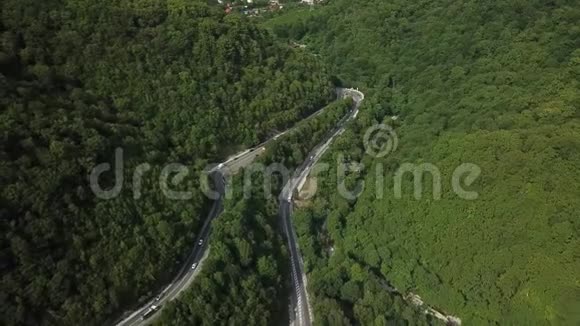 无人机眼景俄罗斯的曲线山路视频的预览图
