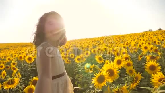 爸爸和女儿沿着田野走着夕阳下向日葵牵着手第一人称的景色慢速视频视频的预览图