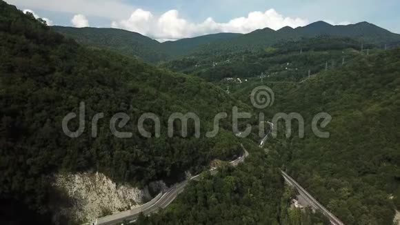 无人机眼景俄罗斯蜿蜒的山路视频的预览图